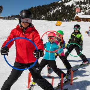 kindern beim Skifahren