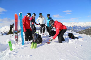 Wintersportgruppe im Schnee