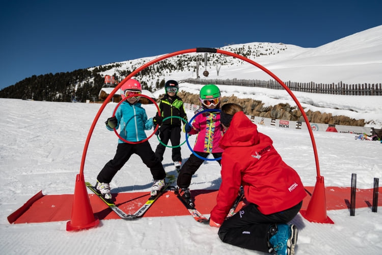 Juniors lernen Skifahren mit Skilehrerin