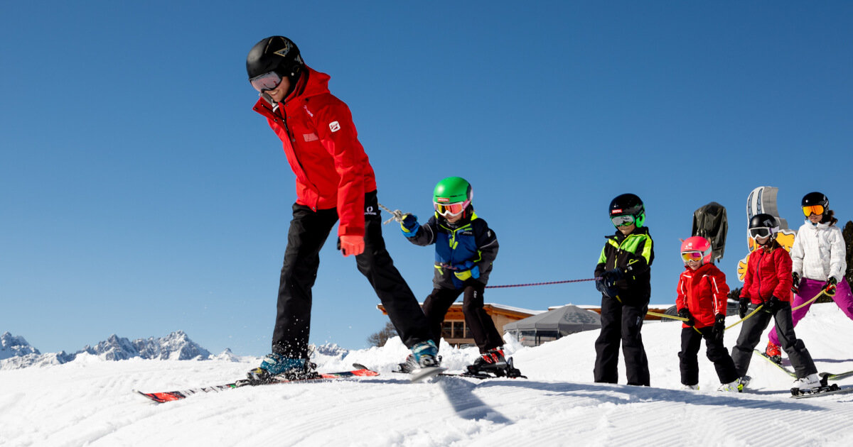 Group ski course for children with the Hochzeiger ski school at the middle station.