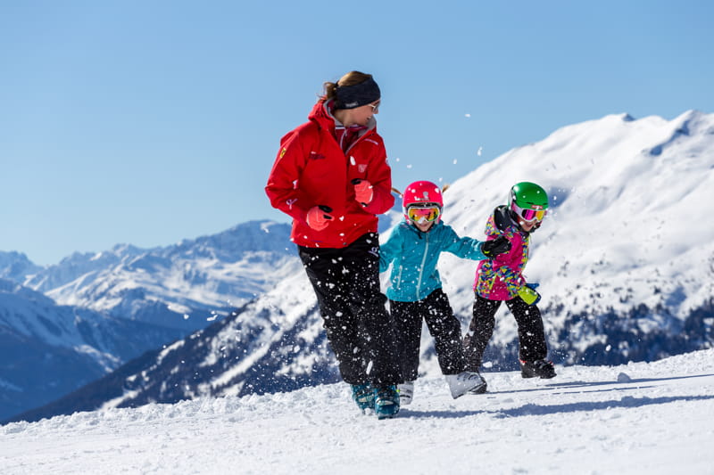 5 reasons why you should take a course at the Hochzeiger Ski School. Fun while learning to ski for kids.