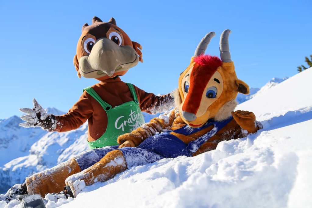 Pitzi and Gratsch relaxing in the snow at the hochzeiger in Pitztal.