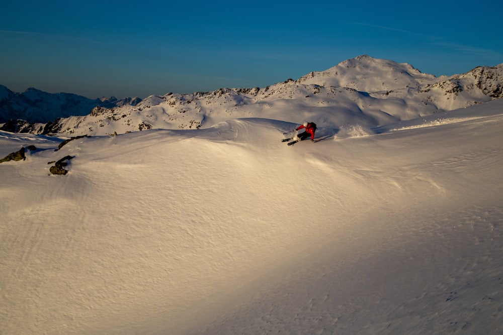 Gesundheitsvorteile des Skifahrens und Wohlbefinden in den Alpen